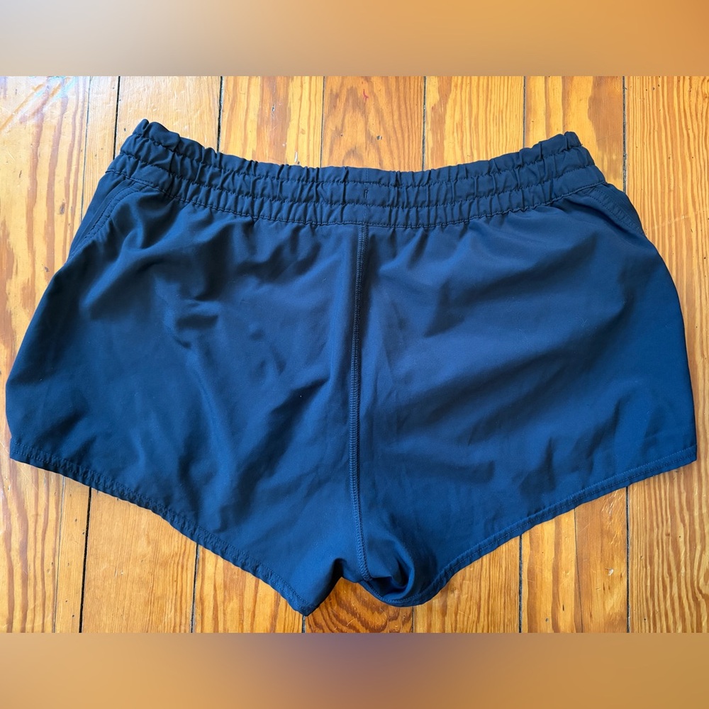 Vuori Clementine Shorts est size Large Navy 2.5 inch inseam running athleisure - Picture 3 of 4